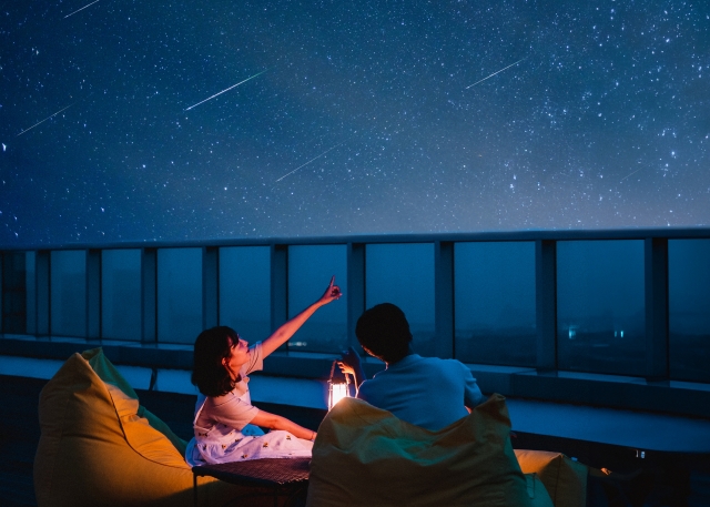 Guests enjoy stargazing program at WE Hotel's rooftop in Seogwipo, Jeju. (WE Hotel)