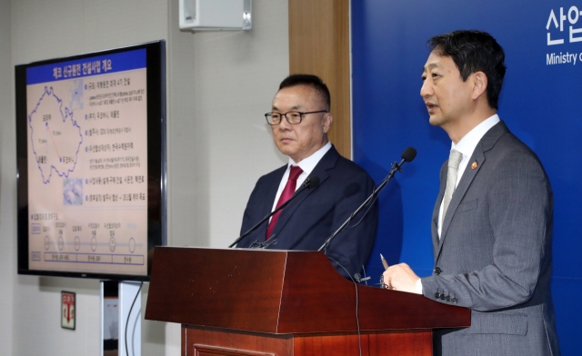 Industry Minister Ahn Duk-geun (right) addresses the media during a press briefing in Sejong on Thursday, where Korea Hydro & Nuclear Power President Whang Joo-ho (left) joined him to discuss the Czech Republic's selection of KHNP as the preferred bidder for a $17.3 billion nuclear power project. (Yonhap)