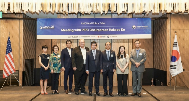 American Chamber of Commerce Chairman and CEO James Kim (fifth from left), Chairperson of the Personal Information Protection Commission Ko Hak-soo (sixth from left) and industry officials pose for a photo after AmCham's policy talks held at the Four Seasons Seoul on Thursday. (AmCham)