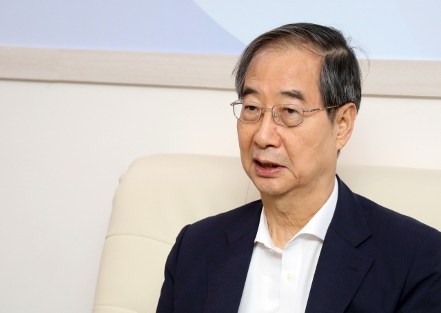 Prime Minister Han Duck-soo speaks during a meeting with reporters at the government complex in Sejong on Thursday. (Yonhap)