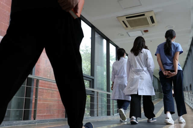 Medical personnel move around a hospital in Seoul on Thursday. (Yonhap)