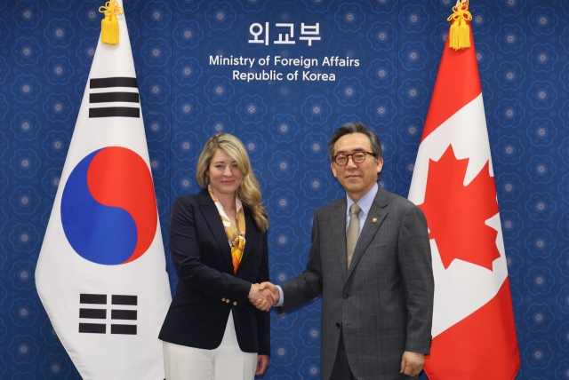 Foreign Minister Cho Tae-yul (right) poses for a photo with his Canadian counterpart, Melanie Joly, in Seoul on Thursday. (Yonhap)