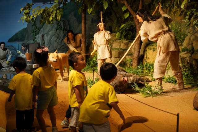 Local kindergarteners are on a field trip to Siheung Oido Museum on Tuesday. (Lee Si-jin/The Korea Herald)