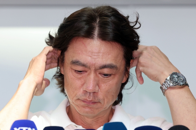 Hong Myung-bo, head coach of the South Korean men's national football team, prepares for a media scrum at Incheon International Airport, west of Seoul, on July 15, 2024, before traveling to Europe to interview candidates for his assistant coaching positions. (Yonhap)