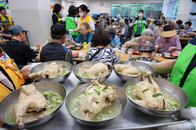 Senior citizens enjoy 'samgyetang,' a soup of chicken and ginseng with sticky rice, for free at a cafeteria of the regional Red Cross in Incheon, Monday. (Yonhap)