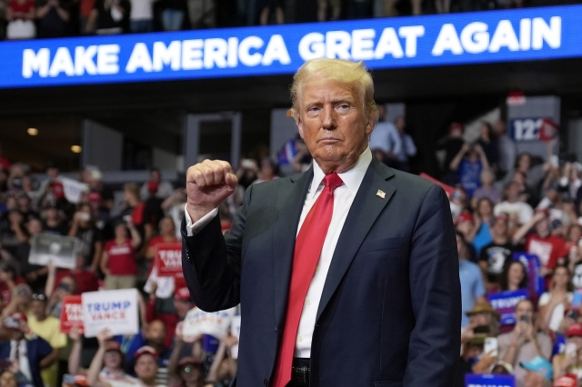 Republican presidential candidate and former US president Donald Trump holds up a fist after speaking at a campaign rally in Grand Rapids, Michigan, Saturday. (AP-Yonhap)