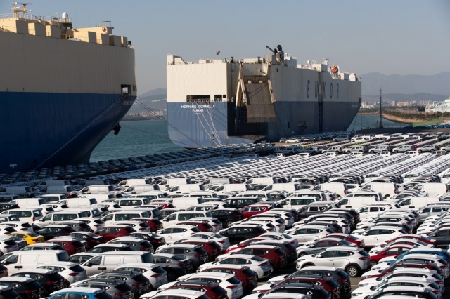 Vehicles for export are lined up at the Hyundai Motor Group’s Ulsan plant. (Hyundai Motor Group)