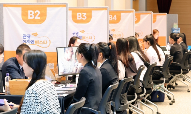 Job-seekers receive consultation at a job fair in Incheon on Friday. (Yonhap)