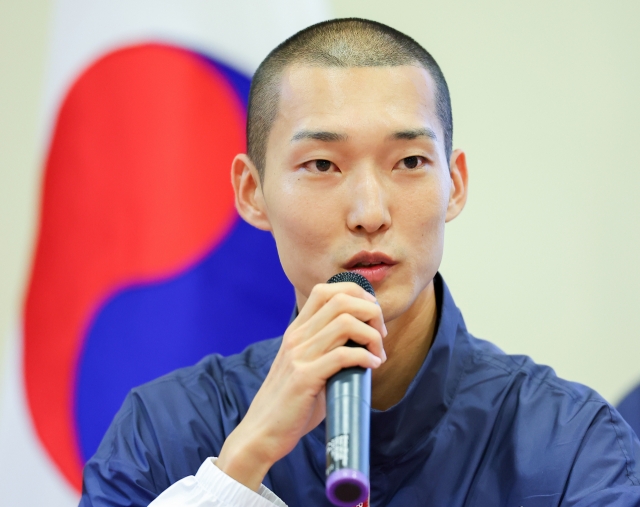 South Korean high jumper Woo Sang-hyeok speaks during a joint press conference for the South Korean delegation for the Paris Olympics at the National Sports Center for Defense in Fontainebleau, south of Paris, on Sunday. (Yonhap)