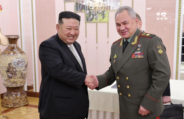 North Korean leader Kim Jong-un meets with Russian Defense Minister Sergei Shoigu on the occasion of the 70th anniversary of Victory Day, July. 26. 2023. (Newsis)