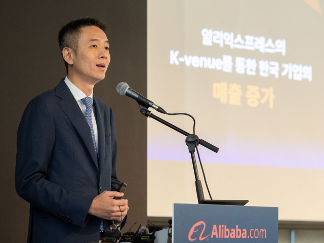 Andrew Zheng, vice president of Alibaba.com, speaks during a press conference held at a Seoul hotel on Monday. (Alibaba Group)