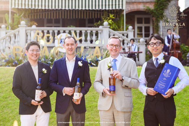 (From left) Nick Ahn, country manager of Bacardi Korea, Tony Clemson, director of trade and investment for Korea, Colin Crooks, British ambassador to Korea and Park Beom-seok, Bacardi Korea's ambassador and owner-bartender of Pine&Co Seoul, at the Royal Brakla's launch garden party held at the British Embassy, on June 18 (Bacardi Korea)