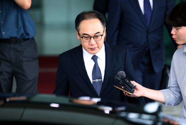 Prosecutor General Lee One-seok walks out of his office in Seoul Monday afternoon. (Yonhap)