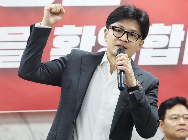 Han Dong-hoon, who led the People Power Party briefly in the final few months leading to the April general election, speaks to supporters during a conference on Monday at a venue in Icheon, Gyeonggi Province. (Yonhap)