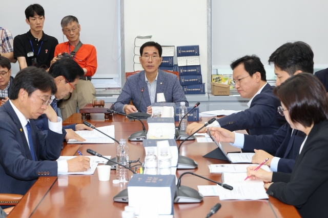 Lawmakers under the parliamentary environment and labor committee hold a meeting on Thursday. (Yonhap)