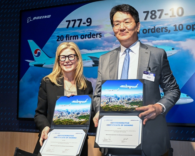 Walter Cho, chairman and CEO of Korean Air and Stephanie Pope, president and CEO of Boeing Commercial Airplanes during an MOU signing ceremony at the Farnborough International Airshow 2024, on Monday. (Korean Air)