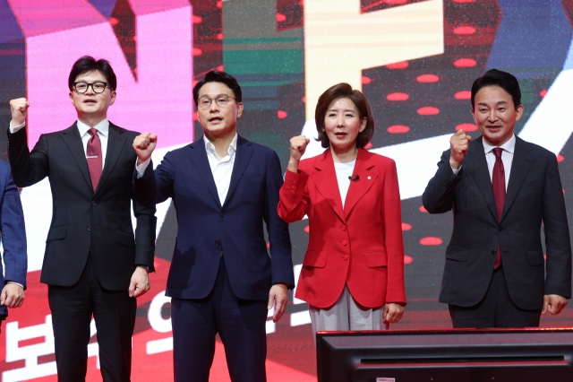 The former ruling People Power Party leader Han Dong-hoon (left), Rep. Yoon Sang-hyun (2nd from left), Rep. Na Kyung-won (2nd from right) and former Land Minister Won Hee-ryong attend the speech conference held at Kimdaejung Convention Center on Jul. 8. (Yonhap)