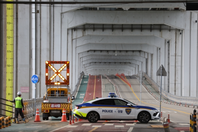 Jamsu Bridge in Seoul remains closed for pedestrian and vehicle traffic on Tuesday due to rising water levels in the Han River. (Yonhap)