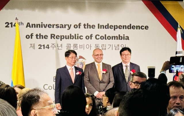 Colombian Ambassador to Korea Alejandro Pelaez Rodriguez(center), Minister of Land, Infrastructure, and Transport Park Sang-woo(first from left) andDo Sung-hoon, Superintendent of Incheon Metropolitan City Education pose for a group photo at Colombia's 214th Independence Day celebrations at Four Seasons Hotel in Jongno-gu, Seoul on Monday. (Sanjay Kumar/ The Korea Herald)