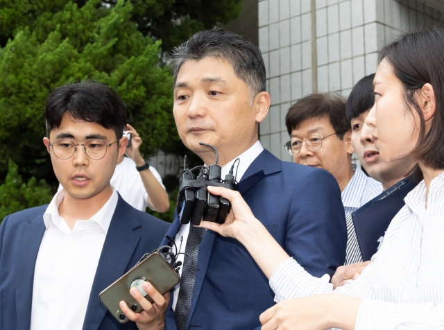 Kim Beom-su (center), the founder of Kakao Corp., heads toward a courtroom for a hearing at the Seoul Southern District Court in the capital on Monday. (Yonhap)