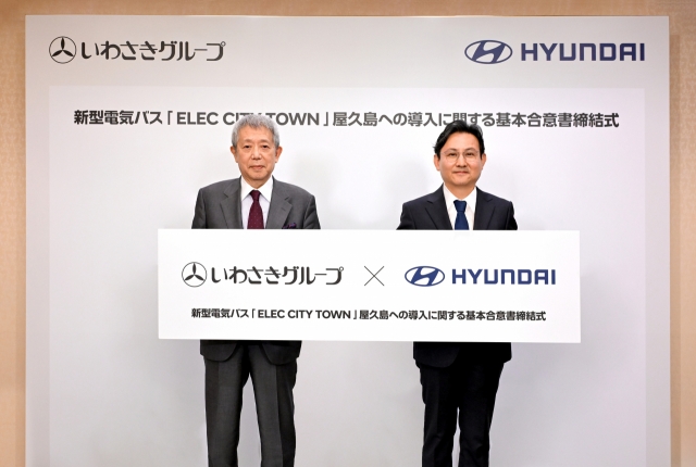 Yoshitaro Iwasaki (left), CEO of the Iwasaki Group, and Cho Won-sang (right), CEO of Hyundai Mobility Japan, pose for a photo during the letter of intent signing ceremony held last Thursday at the Imperial Hotel in Tokyo. (Hyundai Motor Company)