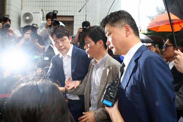 Kim Beom-su (enter) the founder of Kakao Corp., heads toward a courtroom for a hearing at the Seoul Southern District Court in the capital on Monday. (Yonhap)