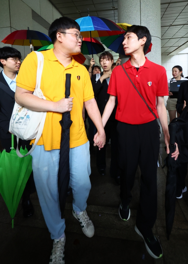 Couple So Sung-wook (left) and Kim Yong-min leave the Supreme Court in Seocho-gu, southern Seoul last Thursday. (Yonhap)