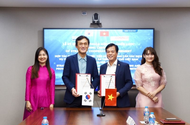 Hanlim Architecture Group Chairman Park Jin-sun (center left) and CONINCO General Director Phan Ngoc Cuong (center right) pose for a photo after signing a memorandum of understanding at the headquarters of CONINCO on July 16. (Hanlim Architecture Group)