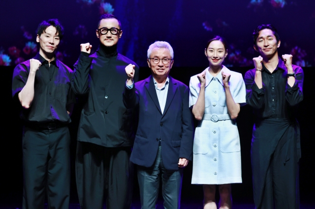 From left: Ballerino Shih-Huai Liang, choreographer Joo Jae-man, Sejong Center CEO Ahn Ho-sang, ballet dancers Won Jin-ho and Lee Seung-yong pose for a group photo after a press conference held at Sejong Center, Monday. (Yonhap)