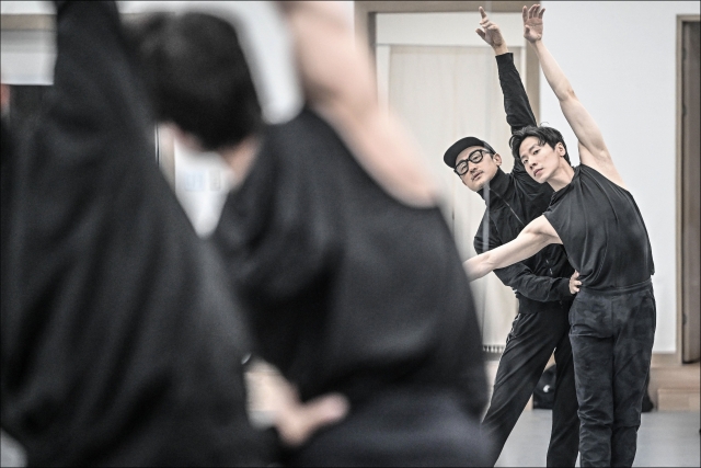 Choreographer Joo Jae-man (left) is seen at a rehearsal for Seoul Metropolitan Ballet's 