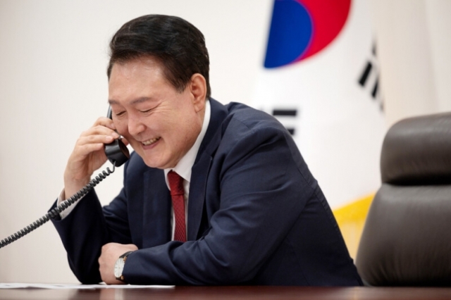 President Yoon Suk Yeol speaks with Czech Prime Minister Petr Fiala over the phone at the presidential office in Yongsan, Seoul, on Tuesday. (Presidential office)