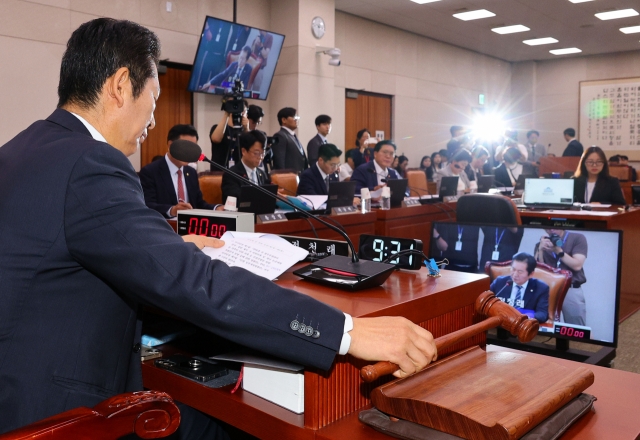 National Assembly Legislation and Judiciary Committee Chair Rep. Jung Chung-rae bangs the gavel during a session of the Legislation and Judiciary Committee held at the National Assembly on Wednesday. (Yonhap)