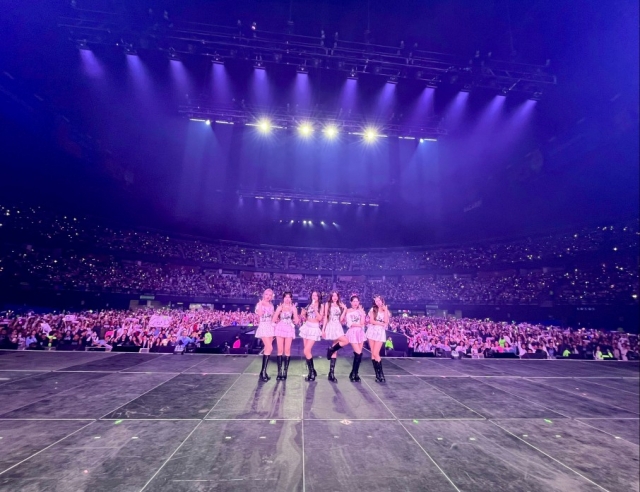 K-pop girl band Ive poses with Mexican fans during the band's first world tour in Mexico City, June 23. (Starship Entertainment)