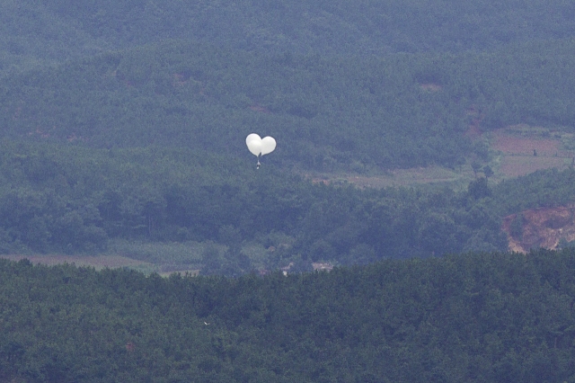 North Korea flies trash-laden balloons Wednesday morning, as seen from the South Korean side of the border. (Yonhap)