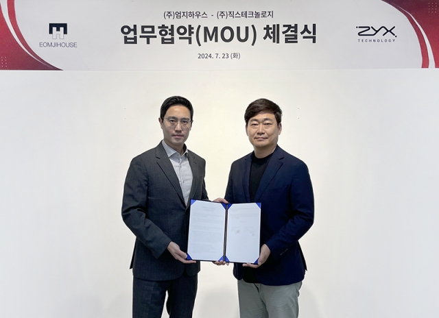 Chung Suk-hyan (left), representative director of Eomji House, and Choi Jong-bok, CEO of Zyx Technology, pose for a photo after signing a memorandum of understanding on Tuesday. (Zyx Technology)