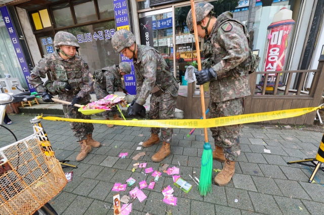 Soldiers collect waste carried via North Korean balloons that was sent to Bupyeong-gu, Incheon on Wednesday. (Yonhap)