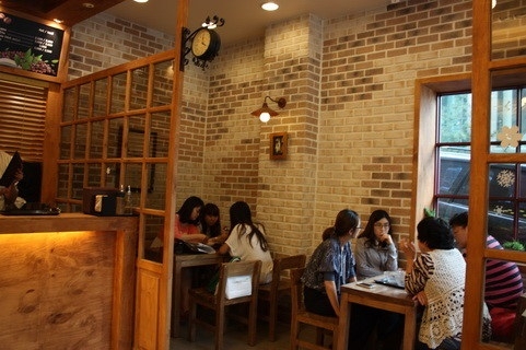 Visitors enjoy their bingsu with friends and family at Homilbat in Seodaemun-gu, northeastern Seoul. (Homilbat)