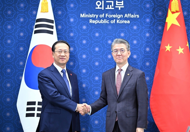 South Korea's First Vice Foreign Minister Kim Hong-kyun (right) poses with his Chinese counterpart, Ma Zhaoxu, prior to their strategic dialogue at the foreign ministry in Seoul on Wednesday. (South Korea's Foreign Ministry)