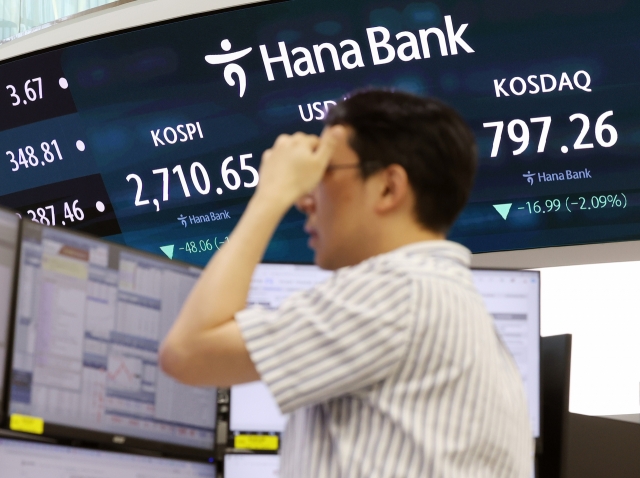 An electronic board showing the Korea Composite Stock Price Index at a dealing room of the Hana Bank headquarters in Seoul on Thursday. (Yonhap)