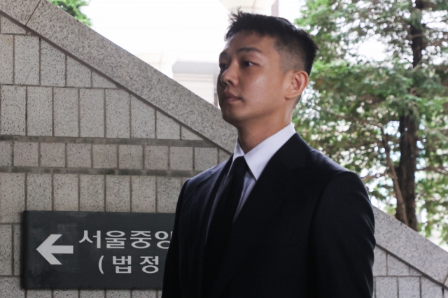 Actor Yoo Ah-in attends a court hearing related to his drug use allegations at the Seoul Central District Court on Wednesday. (Yonhap)