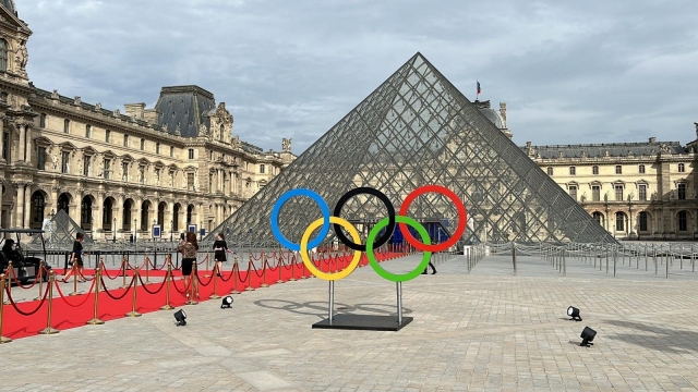 The Olympic rings are seen at the entrance of the Louvre Museum. (Reuters-Yonap)