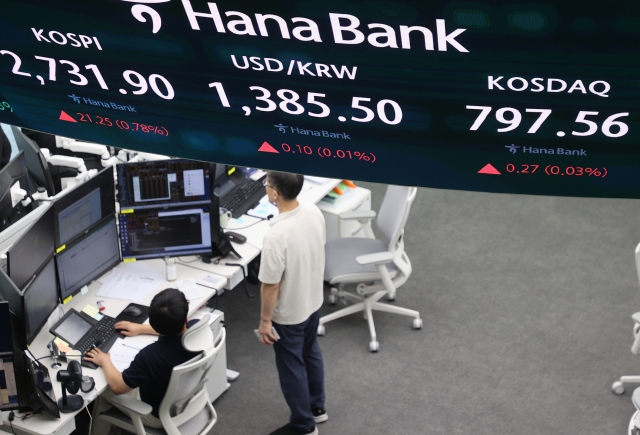 An electronic board showing the Korea Composite Stock Price Index at a dealing room of the Hana Bank headquarters in Seoul on Friday. (Yonhap)