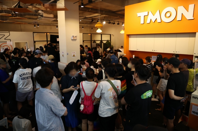 Customers seeking refunds wait at Tmon's headquarters in Gangnam-gu, Seoul, on Friday. (Yonhap)