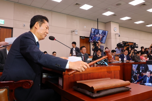 National Assembly Legislation and Judiciary Committee Chair and Democratic Party of Korea Rep. Jung Chung-rae presides over a parliamentary hearing held at the National Assembly in Yeouido, western Seoul, on Friday. (Yonhap)