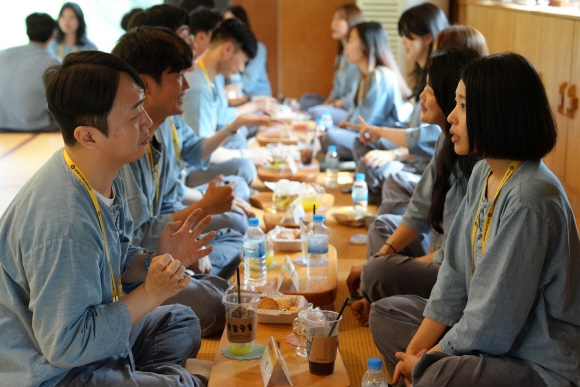 Participants chat during a June 15-16 templestay for singles organized by the Jogye Order of Korean Buddhism in Gongju, South Chungcheong Province. (Korean Buddhist Foundation for Social Welfare)