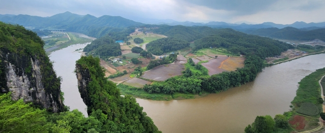 The Hanok Heritage House complex is surrounded by the Seo River. (Choi Si-young/The Korea Herald)