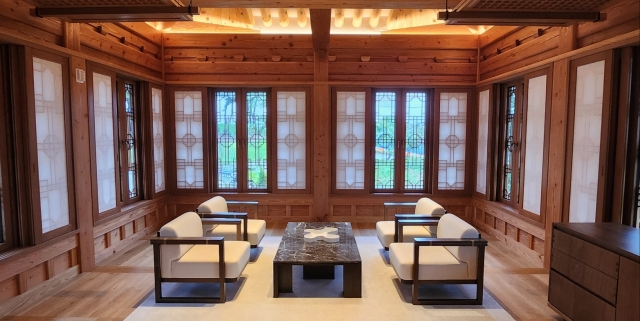 A living room at the Hanok Heritage House (Choi Si-young/The Korea Herald)