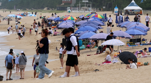 People are seen on a beach in Gangneung, Gangwon Province, on July 7. (Yonhap)