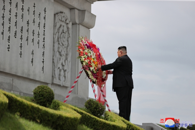 North Korean leader Kim Jong-un visits the Friendship Tower in Pyongyang, on Friday, a day ahead of the signing of the armistice that ended the 1950-53 Korean War. (Yonhap)