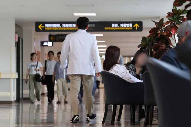 Doctors walk down a hallway at a general hospital in Seoul, Thursday. (Yonhap)